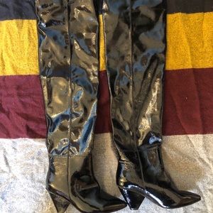 Over the Knee pointed black booties